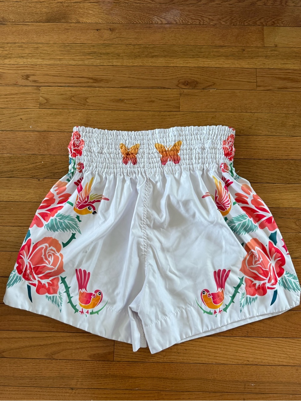 TUFF Muay Thai Boxing Shorts "White Birds and Roses Vintage Drawing" - Picture 4 of 4